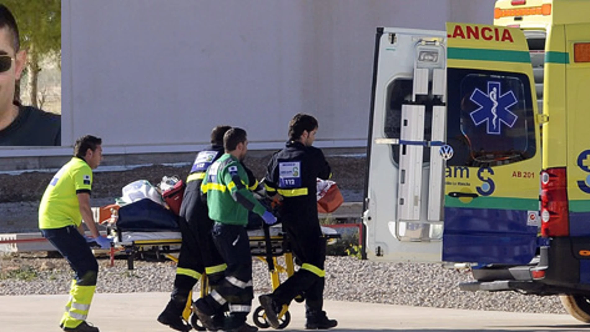 Momento del traslado a un hospital de Albacete de Juan Carlos Alfaro