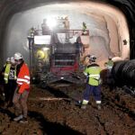 Los operarios, trabajando en el túnel que permitirá llevar la sal y la potasa de las minas, que actualmente transportan 110 camiones diarios, directamente a la planta de tratamiento