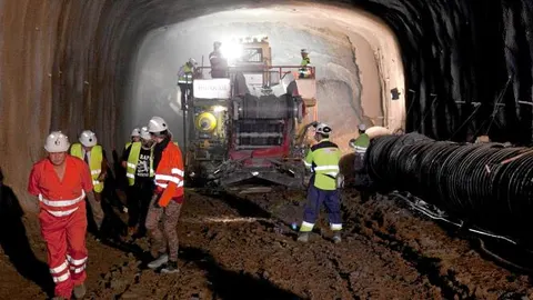Los operarios, trabajando en el túnel que permitirá llevar la sal y la potasa de las minas, que actualmente transportan 110 camiones diarios, directamente a la planta de tratamiento