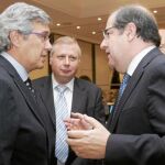 El presidente del PP, Juan Vicente Herrera charla con Ernesto Sáenz de Buruaga y con Luis Jaramillo