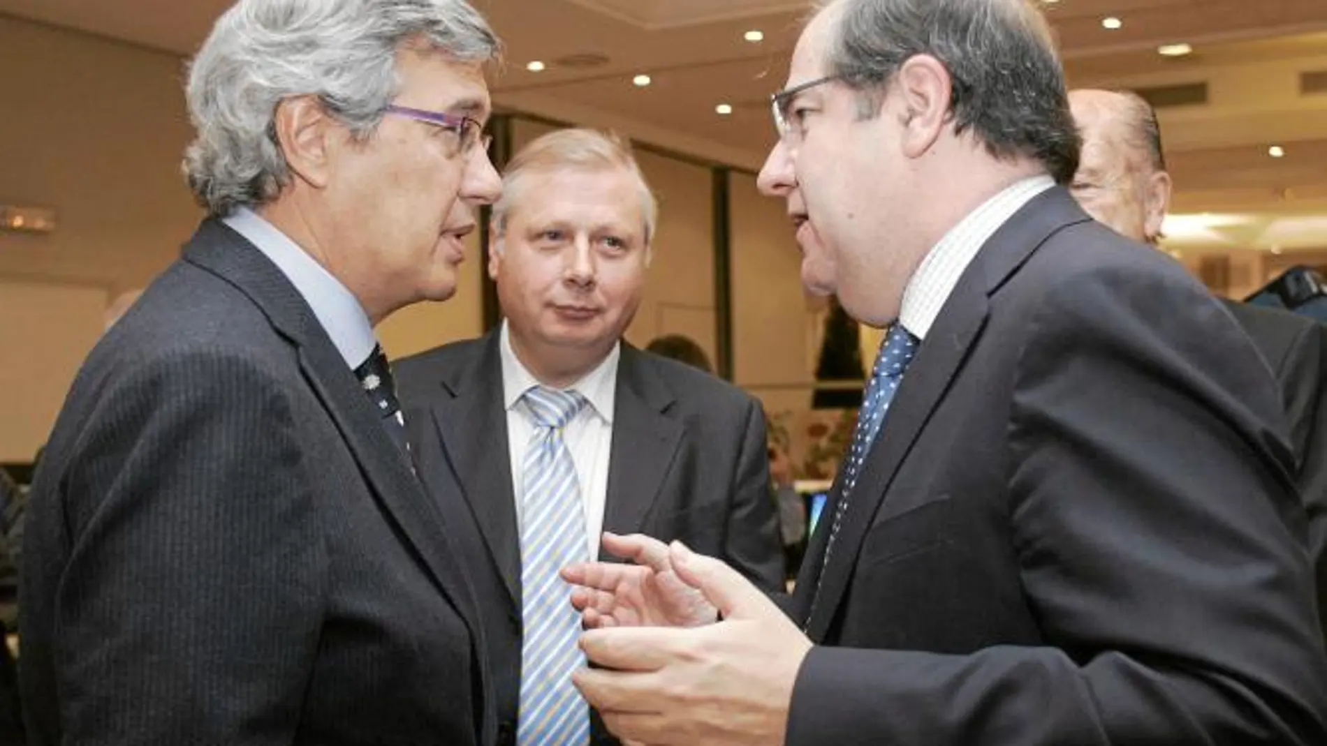 El presidente del PP, Juan Vicente Herrera charla con Ernesto Sáenz de Buruaga y con Luis Jaramillo