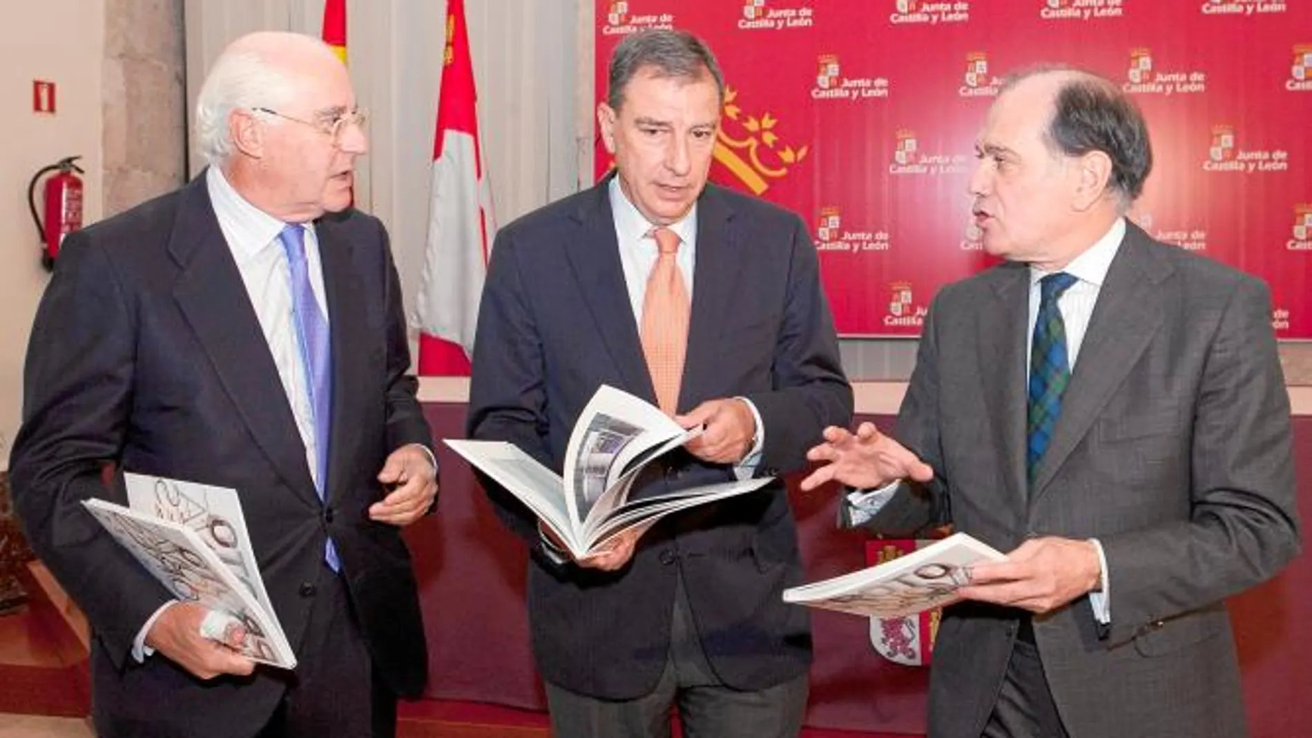 Los consejeros Tomás Villanueva y Juan José Mateos, y el presidente de la Fundación Endesa, Rafael Miranda, ojean «Proto-Innovadores»