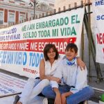Lina Álvarez junto a su hijo, Exiquio Sánchez, ayer en la Puerta del Sol. Lina quiere seguir el ejemplo de la familia de Antonio Meño, que acampó frente al Ministerio de Justicia hasta que logró la reapertura de su juicio