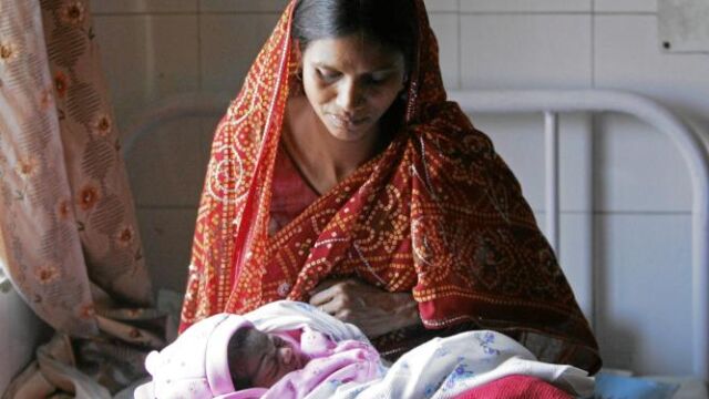 Nargis (India) En la imagen la sostiene su madre, Vinita, de 23 años, en una modesta clínica rural de esta zona del norte de la India, una de las más pobres del país.