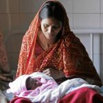 Nargis (India) En la imagen la sostiene su madre, Vinita, de 23 años, en una modesta clínica rural de esta zona del norte de la India, una de las más pobres del país.