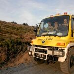 Los operarios continúan con su trabajo para intentar acabar con el incendio en Molinaferrera, en León