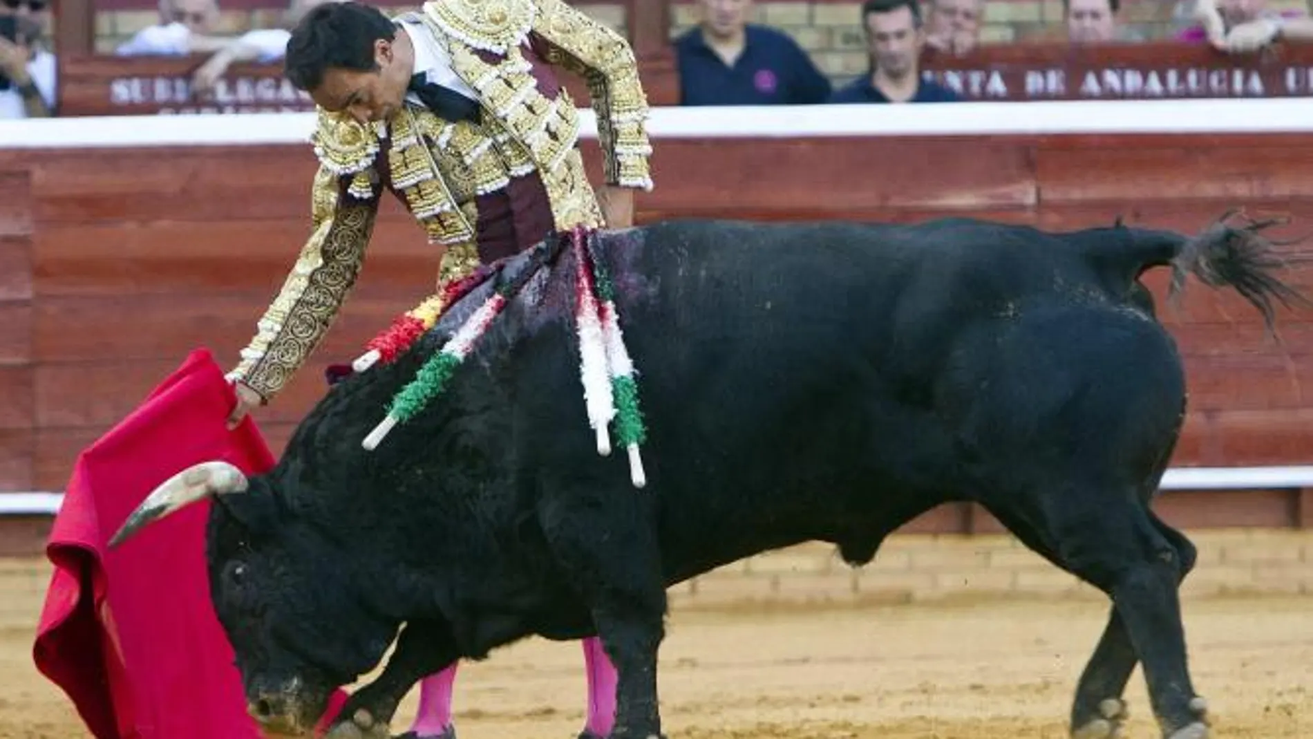 El Cid ejecuta un derechazo, ayer, en Huelva