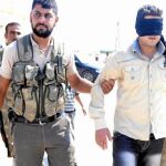 Un grupo de rebeldes sirios detiene a un hombre acusado de traidor cerca de Alepo
