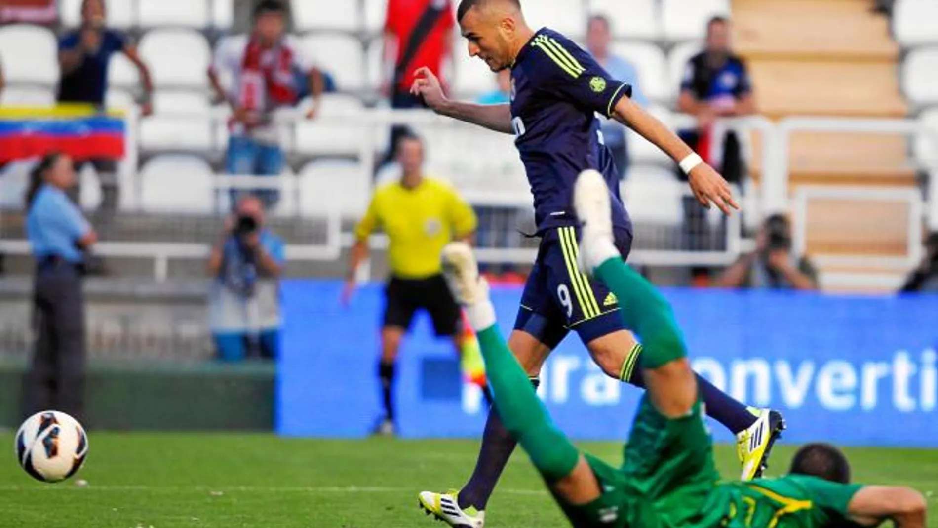 En el minuto 13, Karim Benzema no tuvo más que empujar el excelente centro de Di María para marcar el primer gol del Real Madrid
