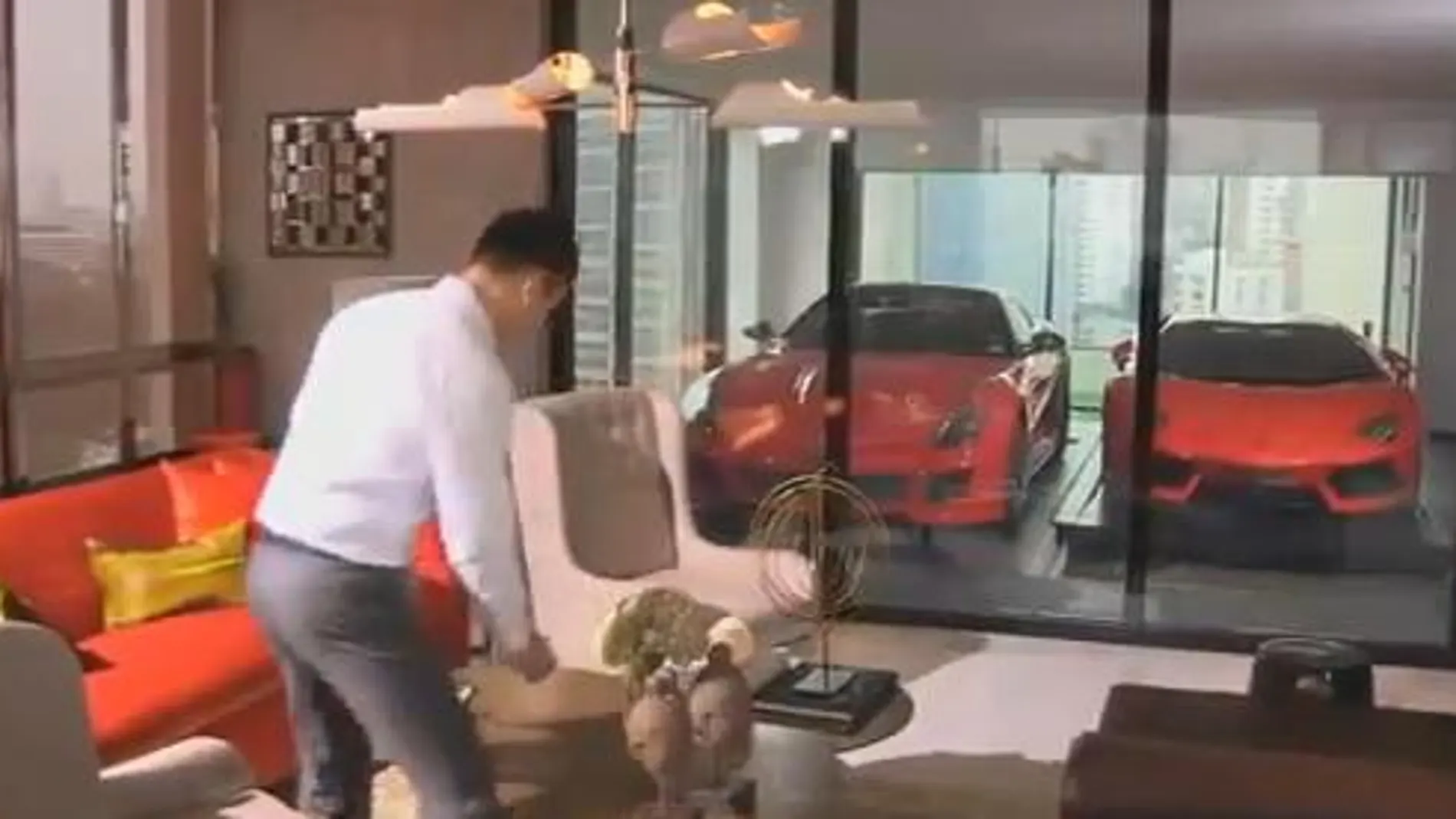 Sólo los muy, muy ricos aparcan el Lamborghini en el salón
