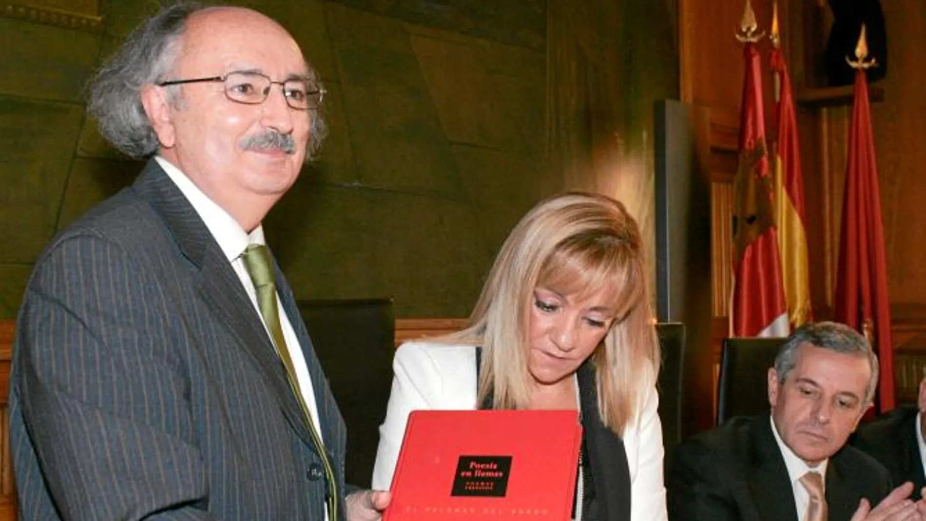 Antonio Colinas lee la Constitución, ante Isabel Carrasco y Emilio Gutiérrez.