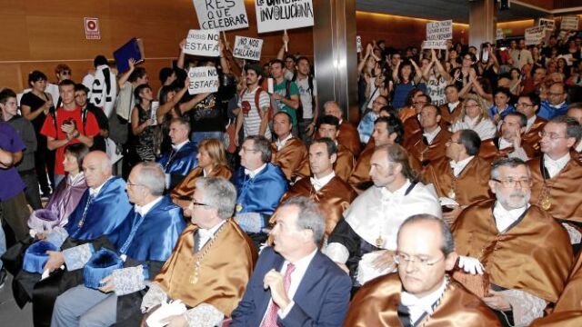 Decenas de estudiantes irrumpen en la apertura de curso