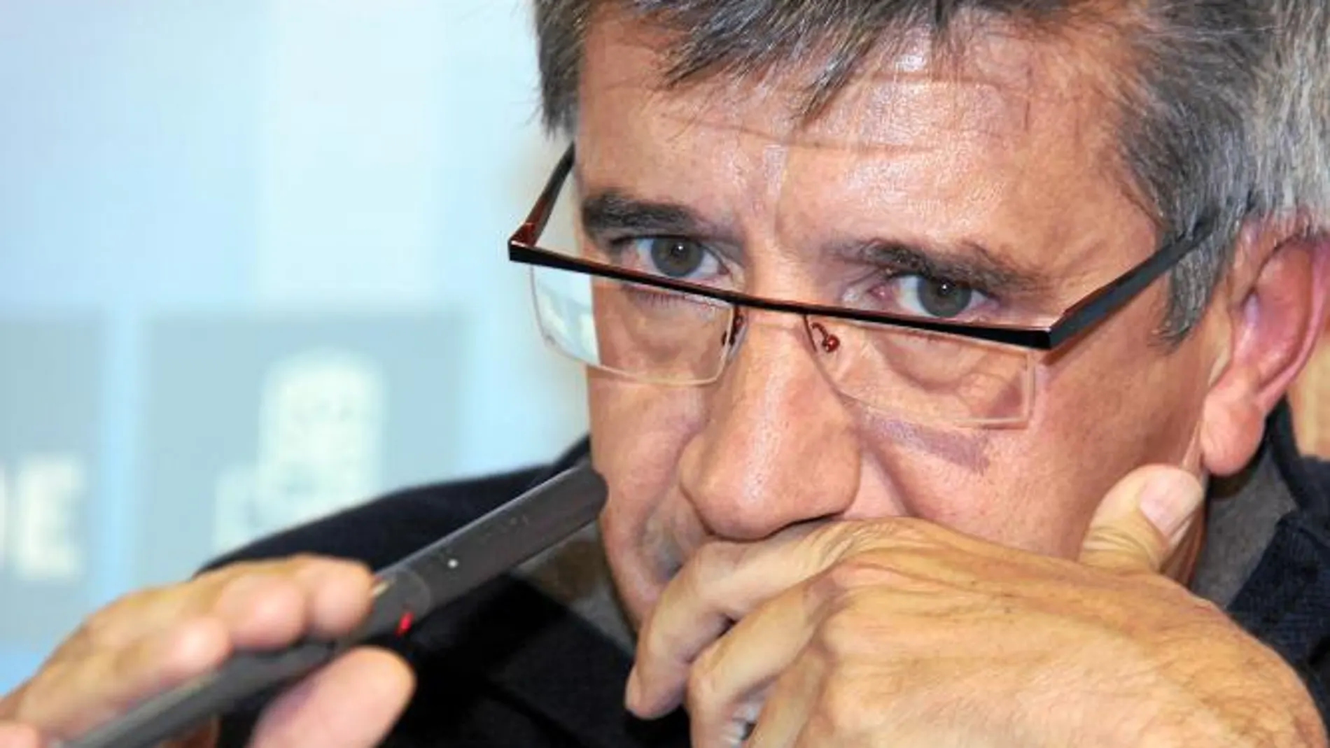 Francisco Fernández, muy emocionado, durante su comparecencia para señalar que deja la política