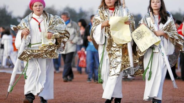 Tres chicas acuden a la Eucaristía