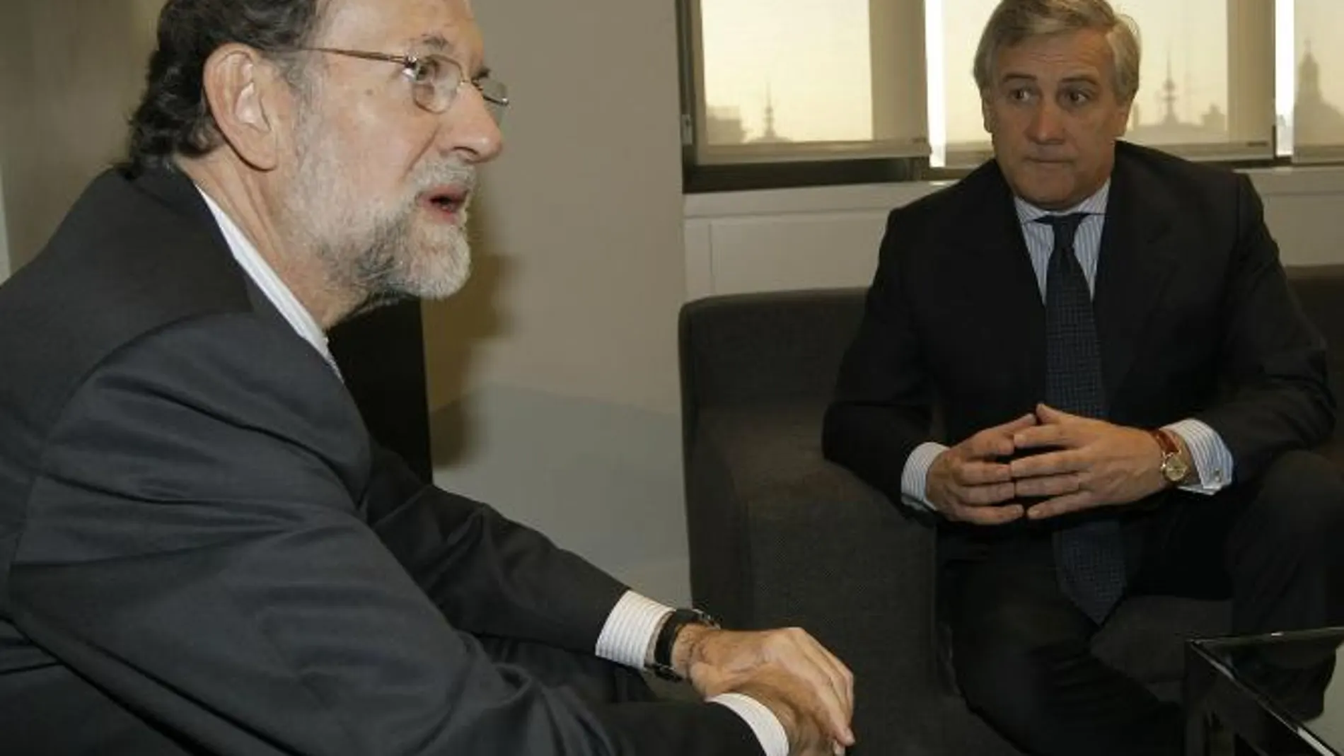Rajoy y el vicepresidente de la Comisión Europea, Antonio Tajani durante la reunión que ambos mantuvieron hoy en Madrid