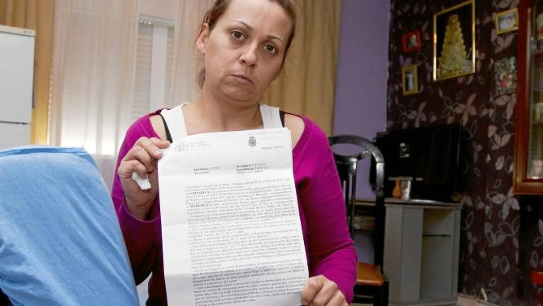 Mercedes muestra la denuncia contra los menores que abusaron de su hija