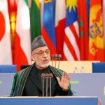 El presidente afgano, Hamid Karzai, durante su discurso ayer en Bonn
