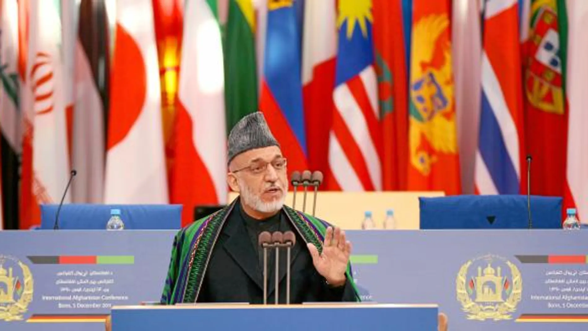 El presidente afgano, Hamid Karzai, durante su discurso ayer en Bonn