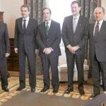 Bono invitó ayer a comer a los presidentes de las Cámaras, al del Gobierno entrante y al saliente