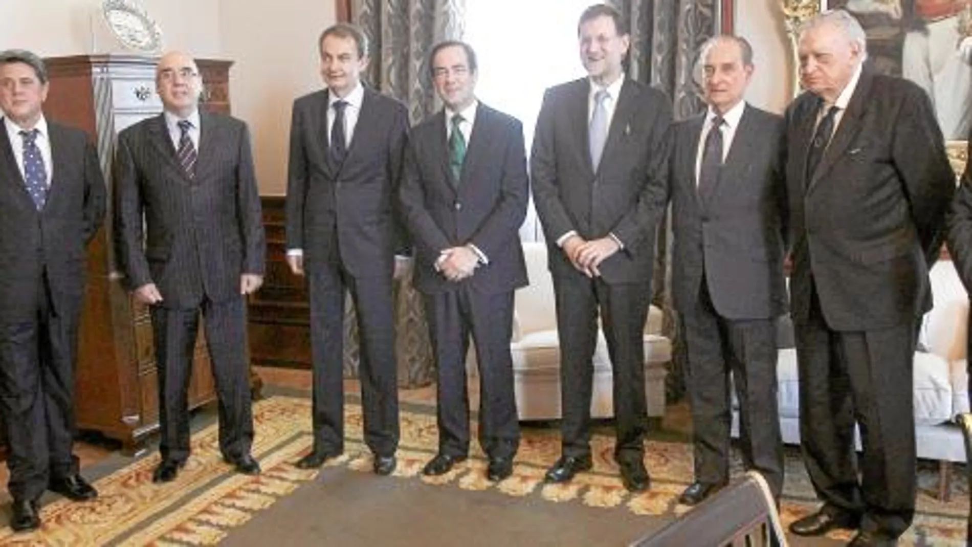 Bono invitó ayer a comer a los presidentes de las Cámaras, al del Gobierno entrante y al saliente