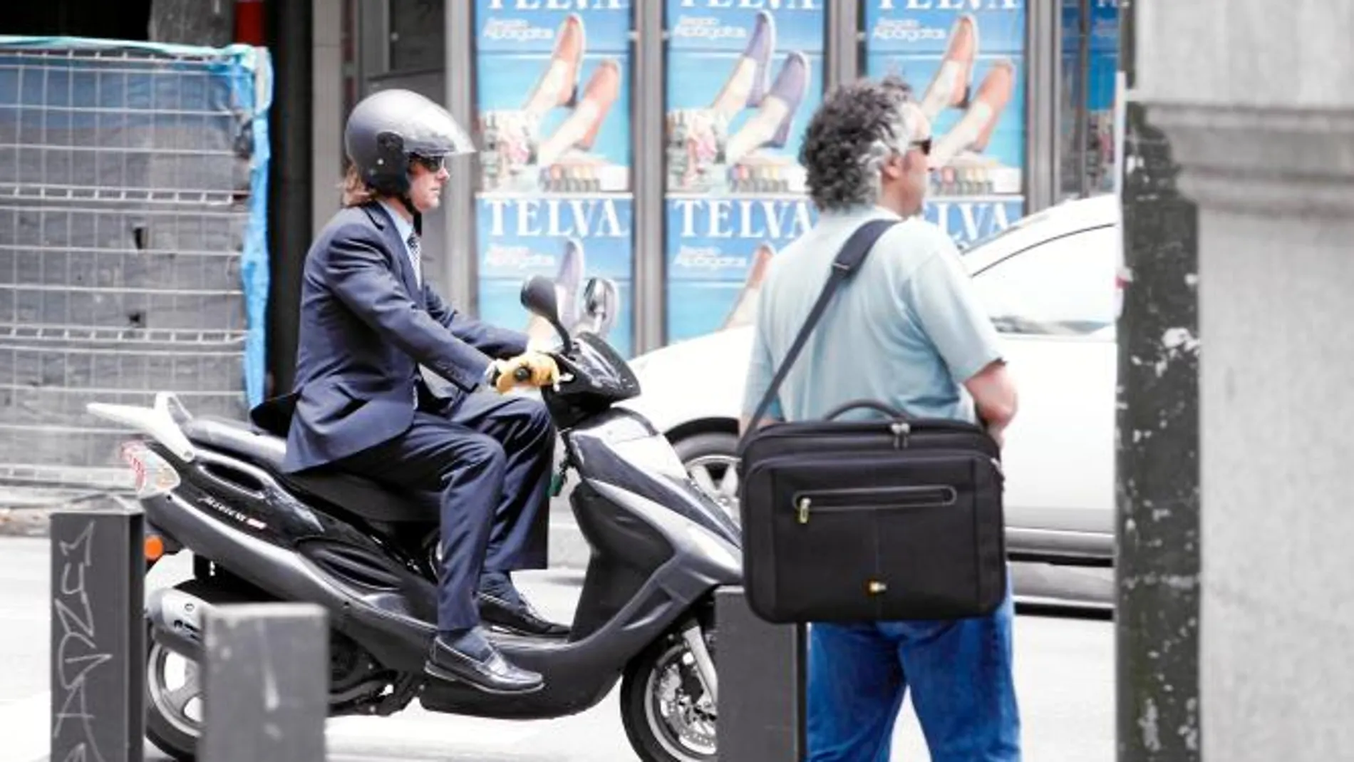 El juez de la Audiencia Nacional, Santiago Pedraz, sale en moto del tribunal