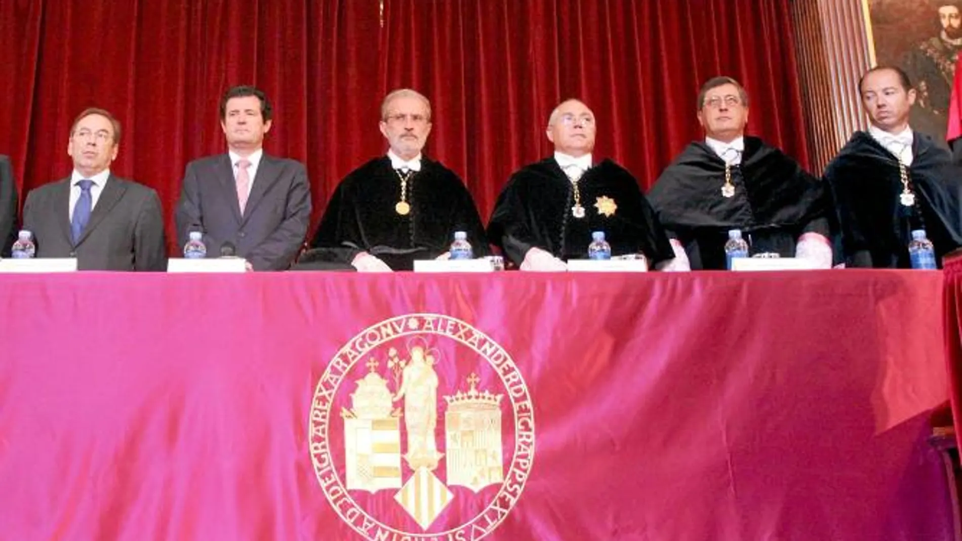 El conseller de Sanidad, Luis Rosado, el conseller de Educación, José Císcar, el rector de la UV, Esteban Morcillo, junto a los rectores de la UPV, la UMH y la VIU