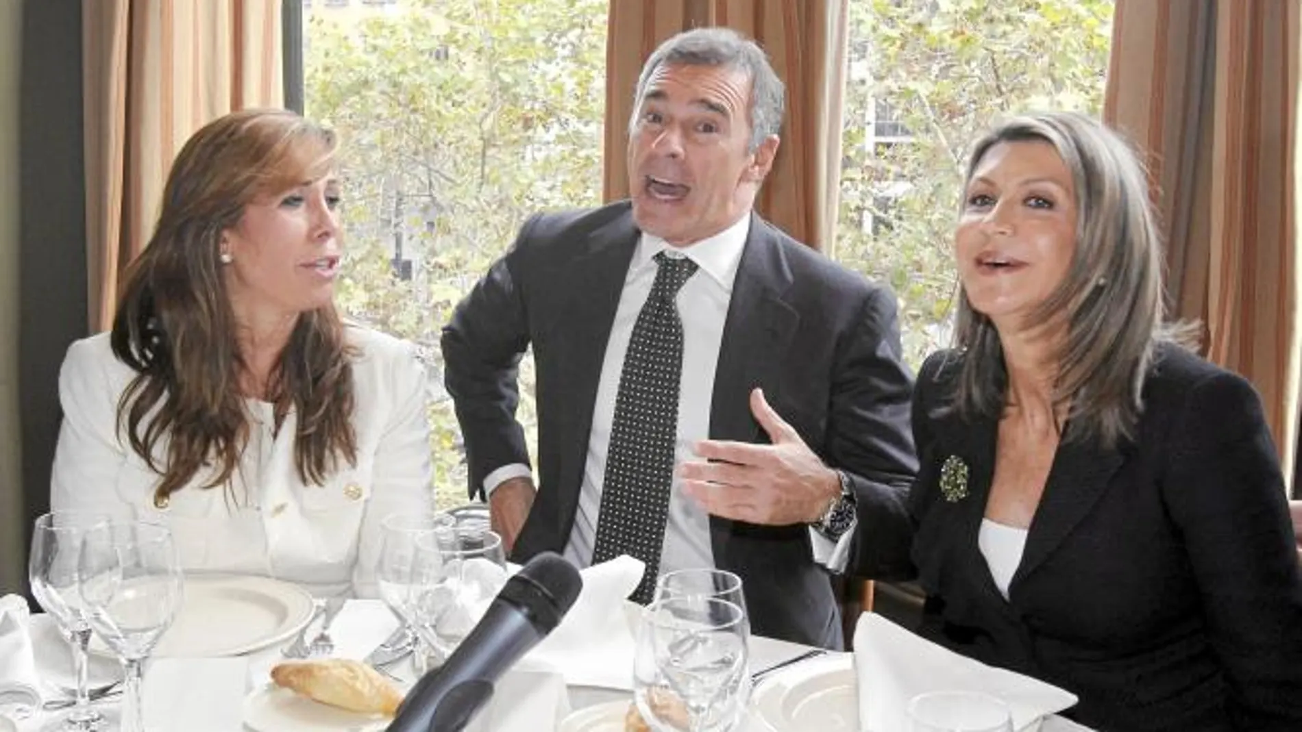 Alicia Sánchez-Camacho charla en la mesa con Borja García-Nieto y Llanos de Luna