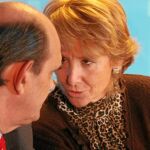 La presidenta de la Comunidad de Madrid, Esperanza Aguirre, conversa con Ignacio Astarloa