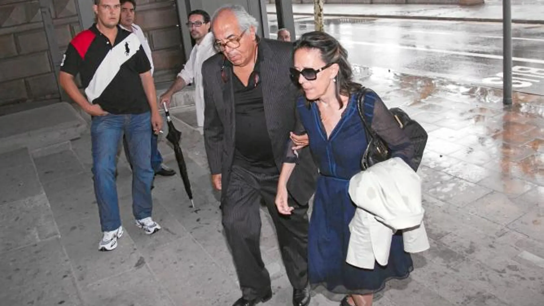 Carlos Morín con su esposa a la llegada a la Audiencia de Barcelona