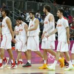 os jugadores españoles tras finalizar el partido del torneo olímpico