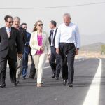 Andrés Ayala, Joaquín Bascuñana, Ana Pastor y Ramón Luis Valcárcel pasean por el firme del tramo inaugurado ayer de la autovía del Altiplano