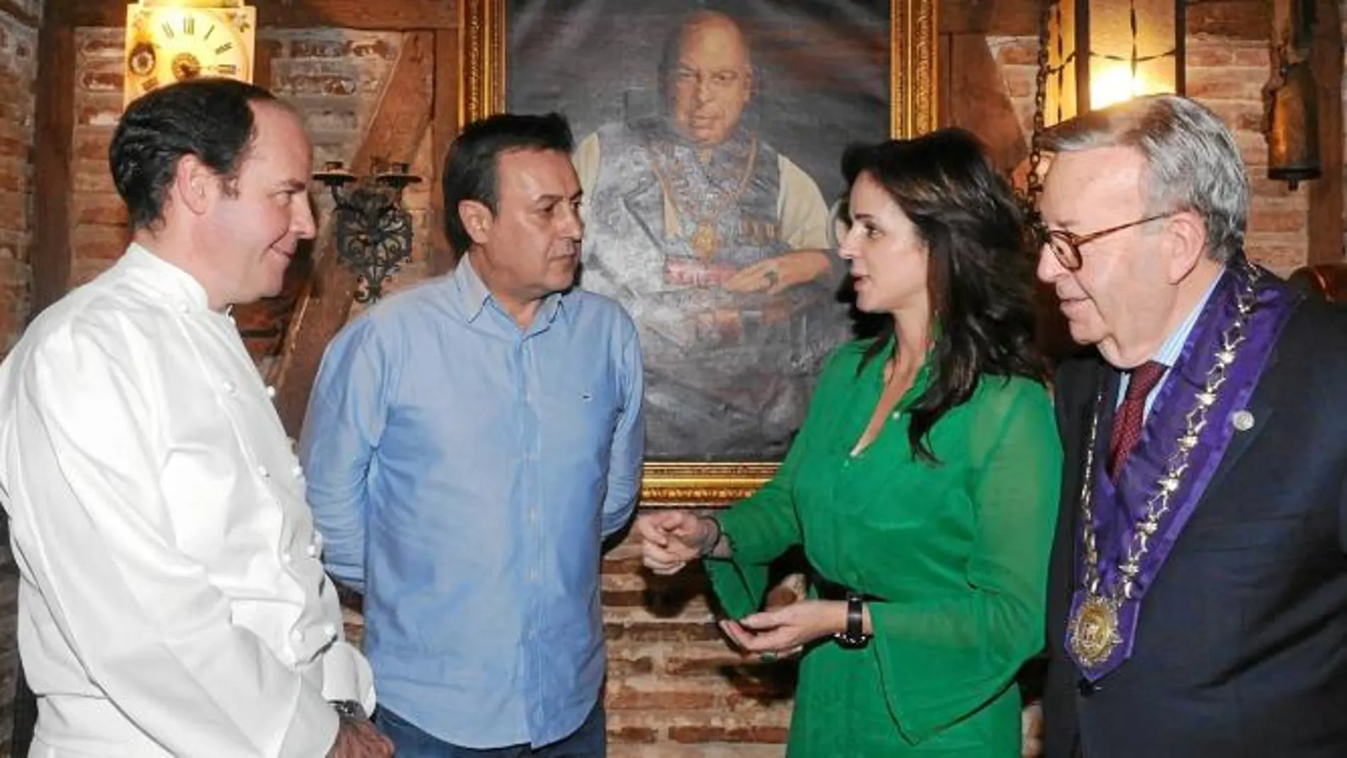 Silvia Clemente conversa con el periodista José Ribagorda en presencia de Alberto López y Cándido López.
