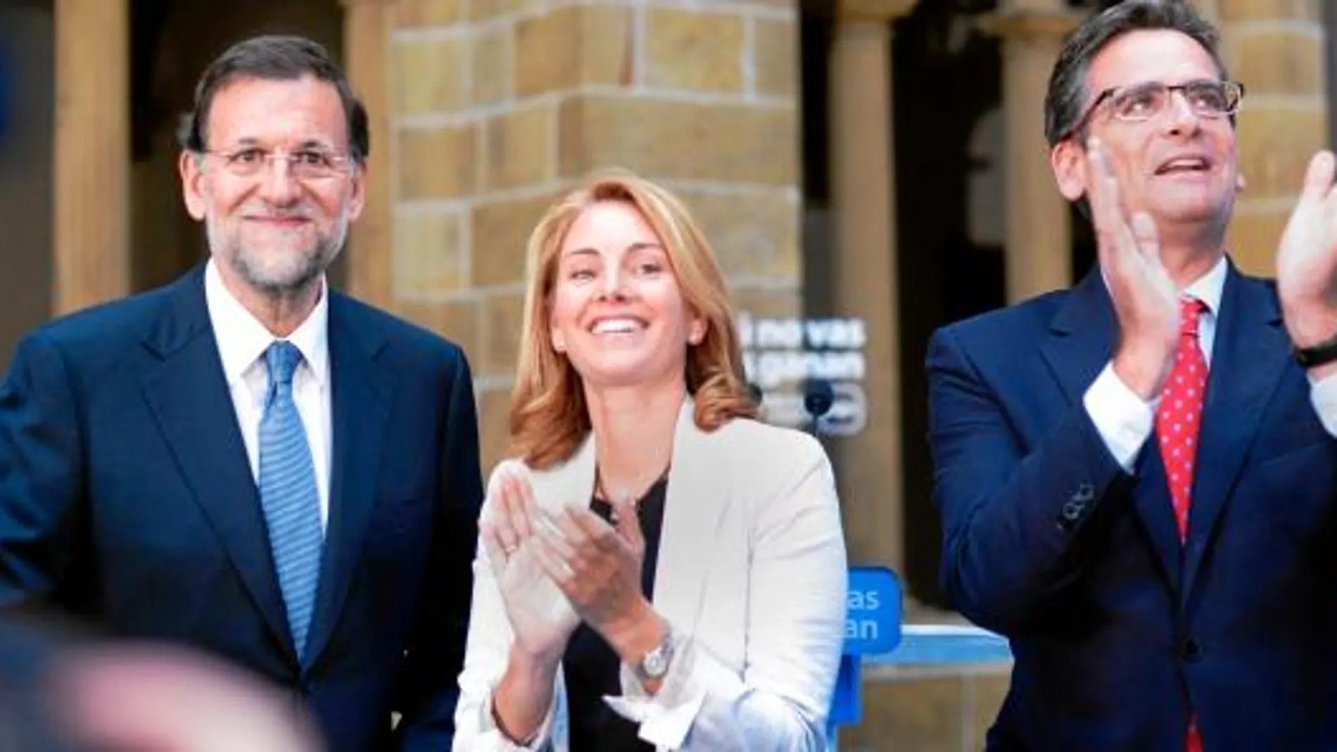 Rajoy, junto a la presidenta del Parlamento vasco, Arantza Quiroga, y el líder del PP vasco, Antonio Basagoiti