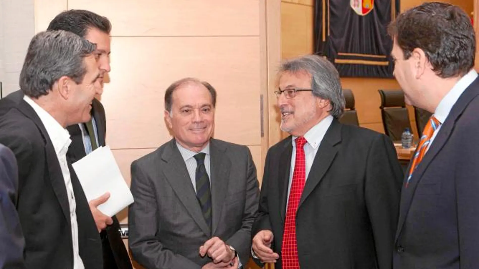 Villanueva momentos antes de iniciar su intervención dialoga con Carriedo, Sanz Vitorio, José María González y Raúl de la Hoz