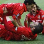 Negredo, Navas y Capel celebran uno de los goles sevillistas