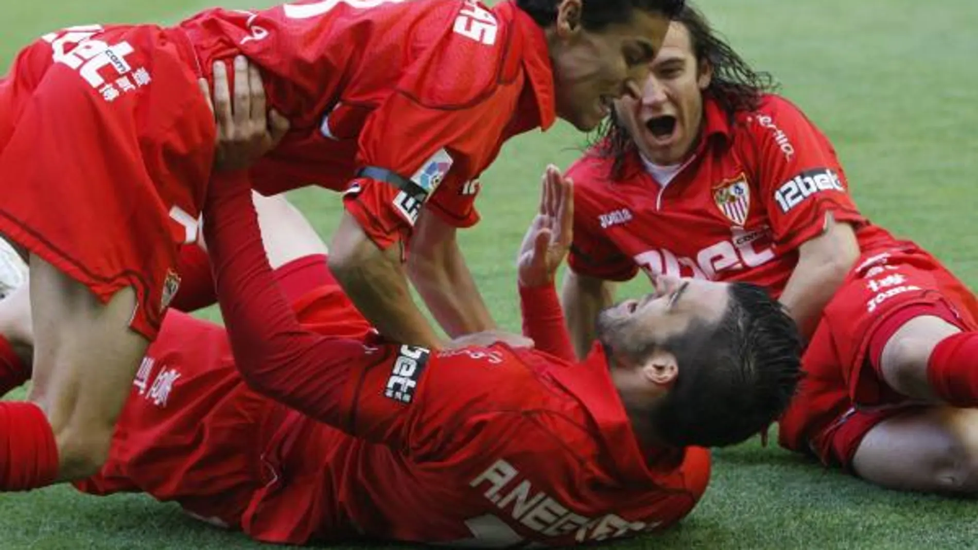Negredo, Navas y Capel celebran uno de los goles sevillistas