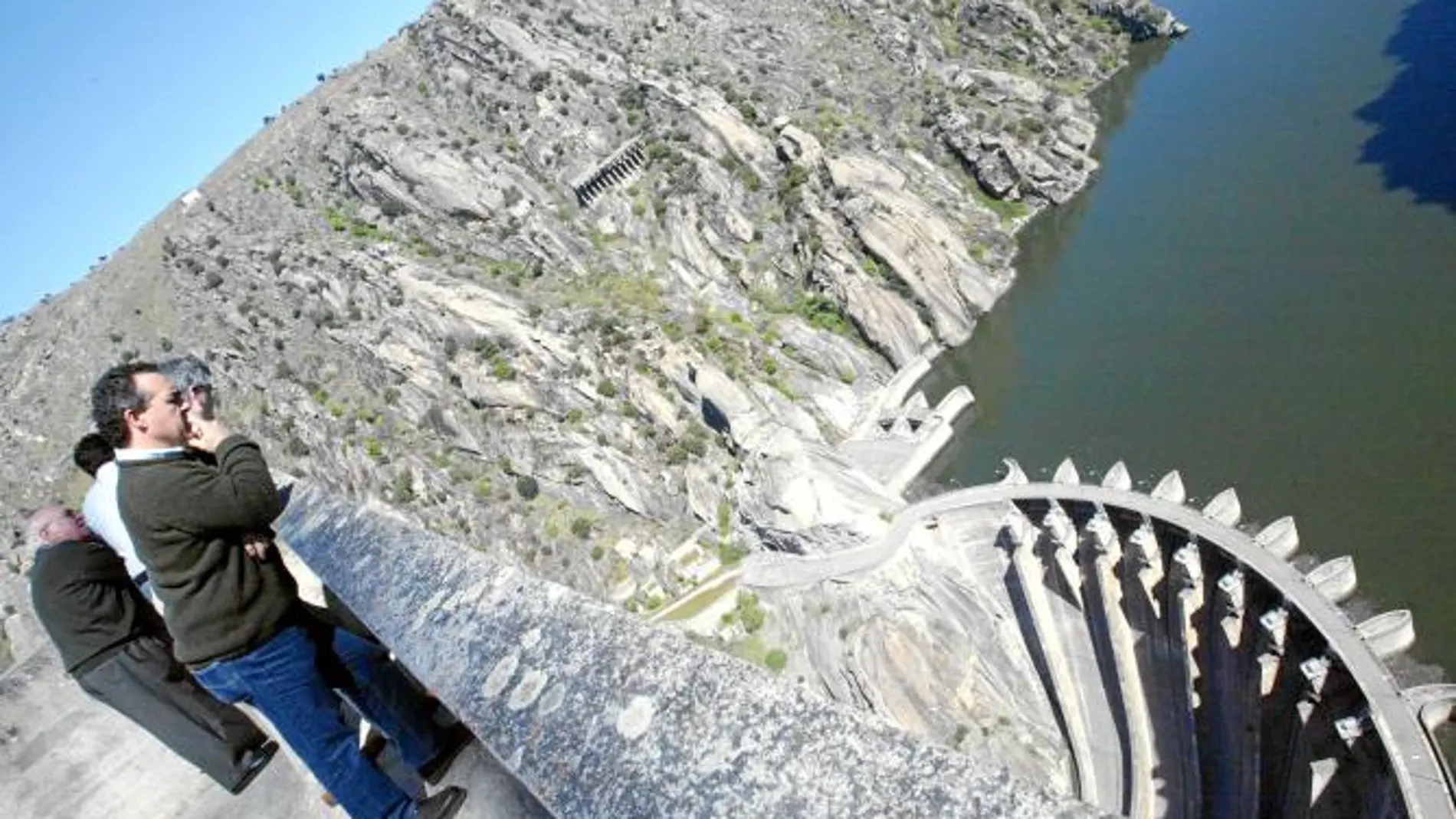 Perspectiva de la central hidroeléctrica de Aldeadávila, en la provincia de Salamanca