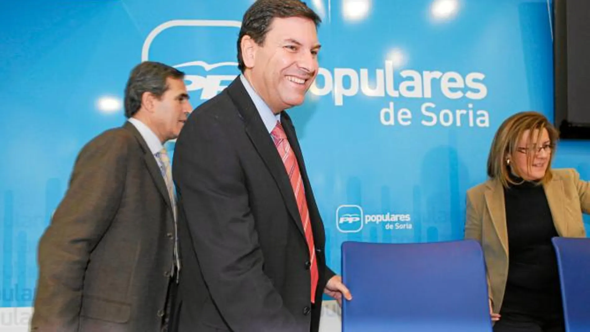 Carlos Fernández Carriedo junto a María del Mar Angulo y Juan José Sanz Vitorio, antes de la rueda de prensa