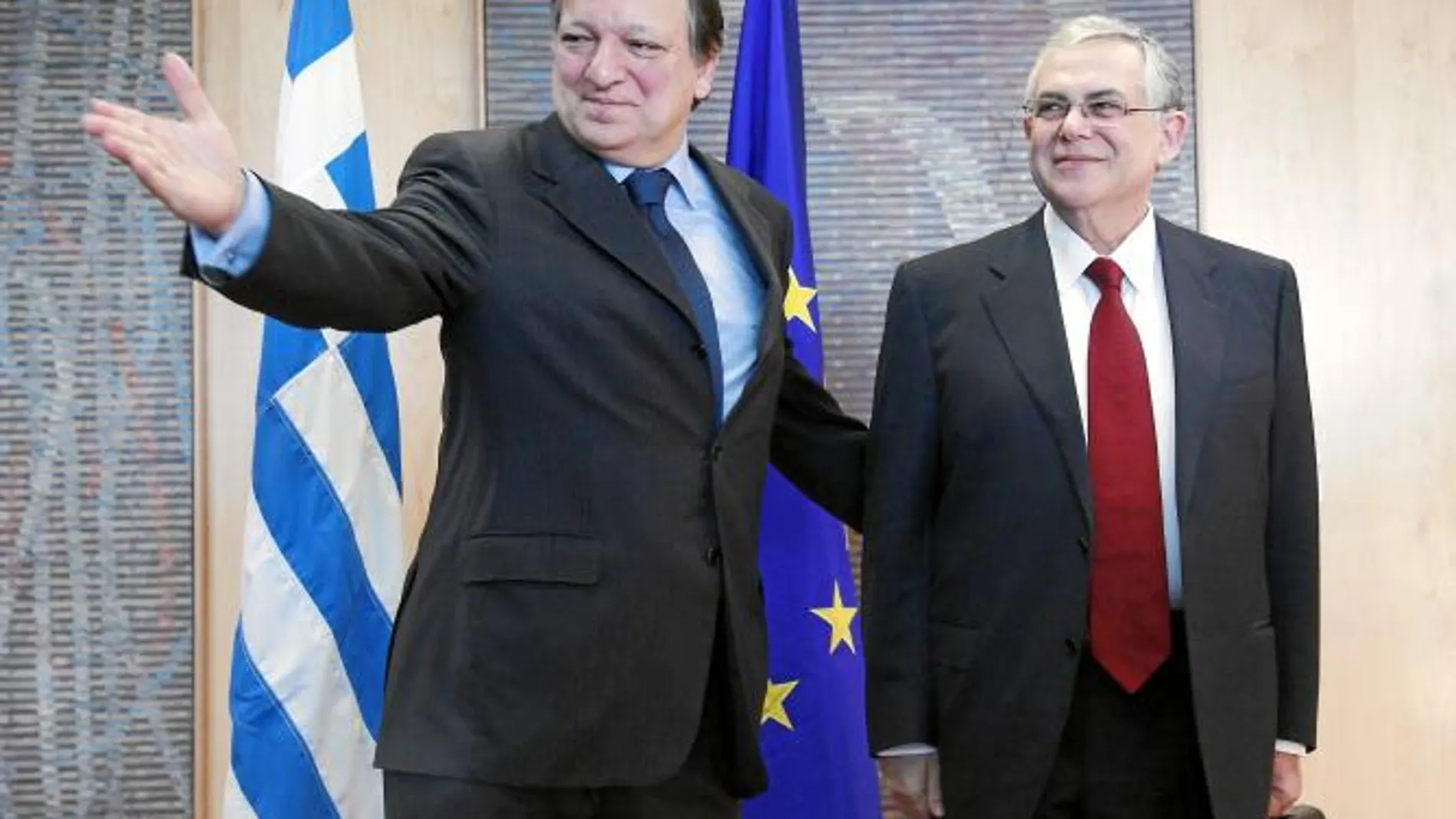 El presidente de la Comisión Europea, Durao Barroso, con el primer ministro griego, Lucas Papademos, tras su reunión en Bruselas
