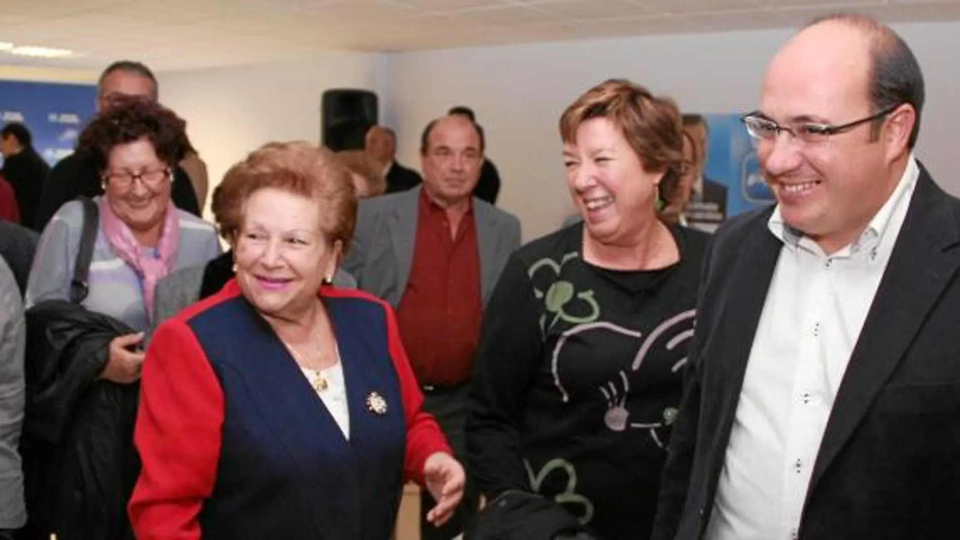 La cabeza de lista al Congreso por el PP murciano, Pilar Barreiro (segunda derecha) y el alcalde de Puerto Lumbreras, Pedro Antonio Sánchez, anoche a la conclusión del mitin que celebraron