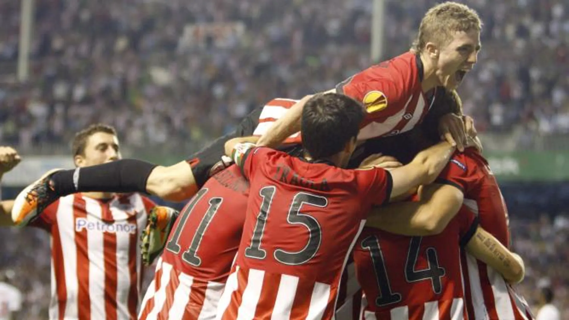El delantero del Athletic Club de Bilbao Iker Muniain (arriba) celebra el gol marcado por su compañero, el centrocampista Markel Susaeta, ante el París Saint Germain