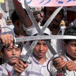 Un grupo de niños paquistaníes fotografiados ayer en Lahore durante una de las manifestaciones de protesta por el vídeo que ridiculiza a Mahoma y el islam