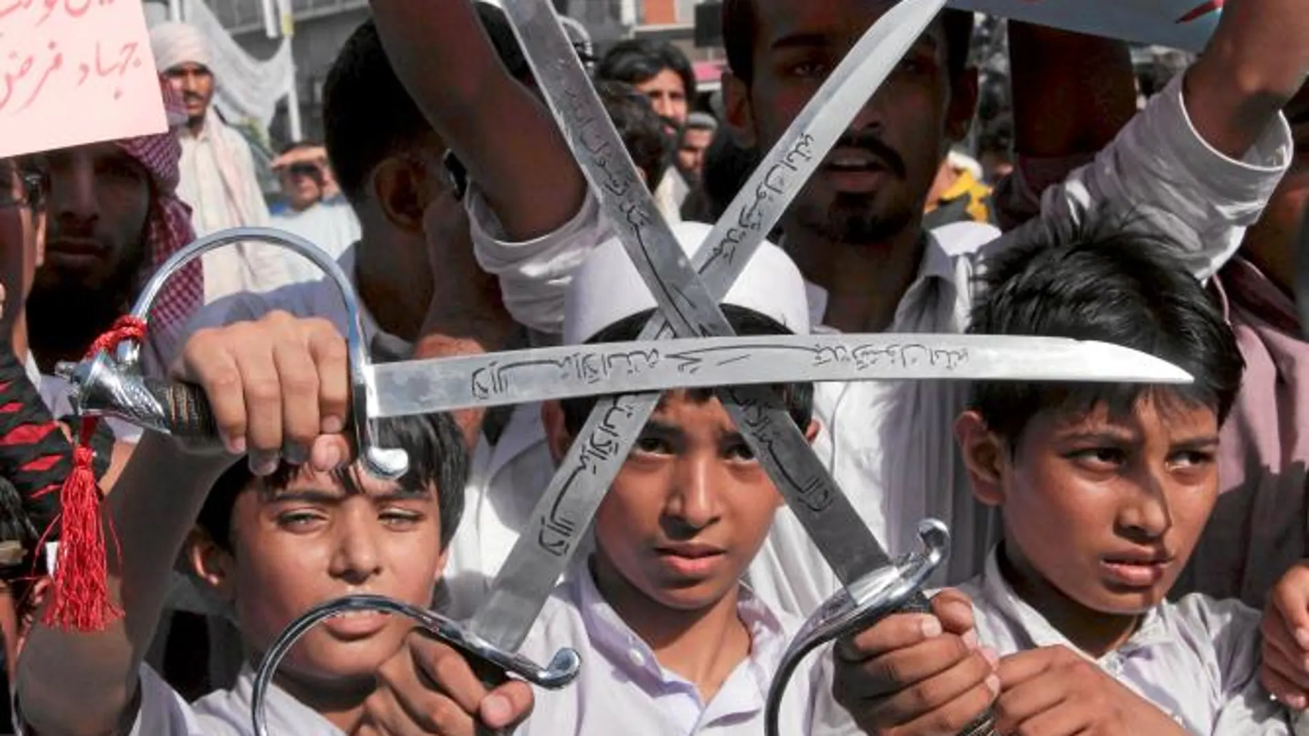 Un grupo de niños paquistaníes fotografiados ayer en Lahore durante una de las manifestaciones de protesta por el vídeo que ridiculiza a Mahoma y el islam