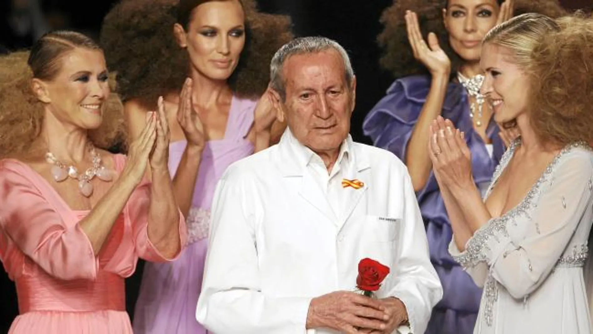 Elio Berhanyer celebra con sus modelos «fetiche» el homenaje que le hicieron en Cibeles en 2009