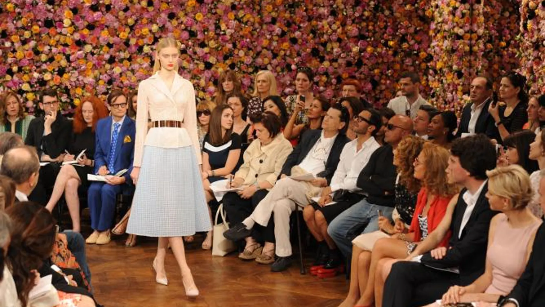 Raf Simons debuta por todo lo alto al frente de Dior
