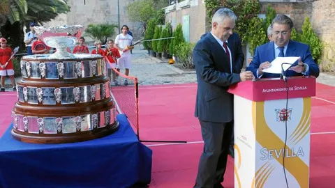 Zoido y Escañuela firman el convenio