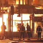 Los Bomberos tratan de sofocar un incendio en un edificio del barrio londinense de Croydon, durante la ola de violencia del pasado verano