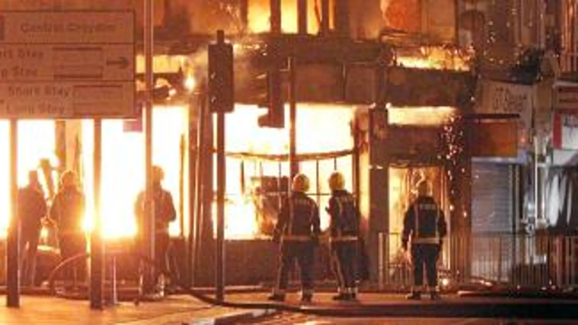 Los Bomberos tratan de sofocar un incendio en un edificio del barrio londinense de Croydon, durante la ola de violencia del pasado verano