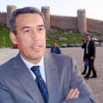 Antolín Sanz, presidente del PP de Ávila y candidato al Senado por esa provincia, posa a las puertas del Palacio de Congresos y Exposiciones de Ávila, con la muralla al fondo