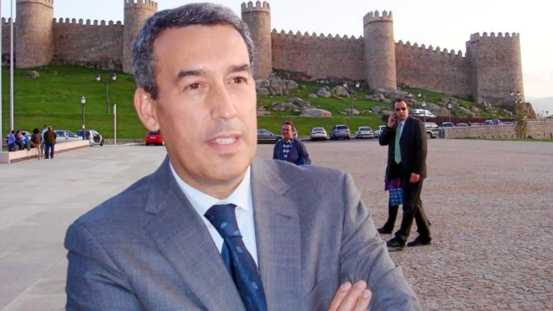 Antolín Sanz, presidente del PP de Ávila y candidato al Senado por esa provincia, posa a las puertas del Palacio de Congresos y Exposiciones de Ávila, con la muralla al fondo